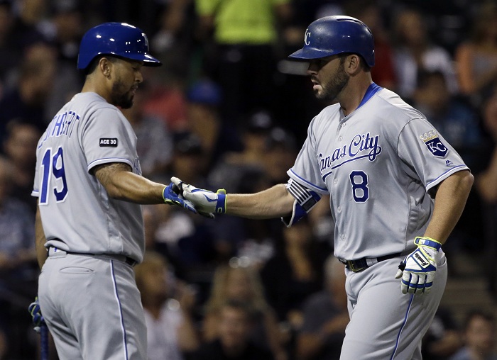 Cheslor Cuthbert recibió en el home a Mike Moustakas, tras su segundo jonrón de la noche. LA PRENSA/AP/Nam Y. Huh