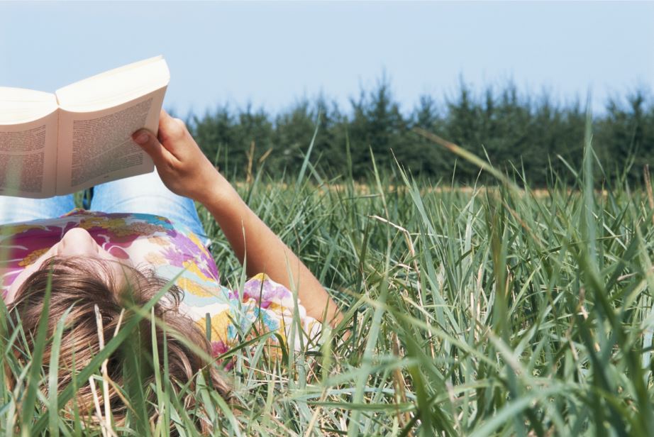 Seis ventajas de leer en vacaciones