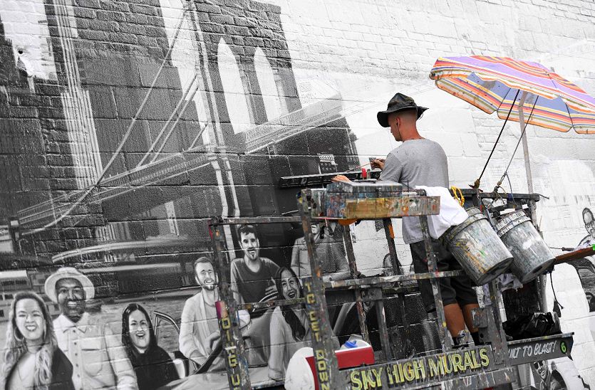 Publicidad monumental hecha a mano resurge en Nueva York