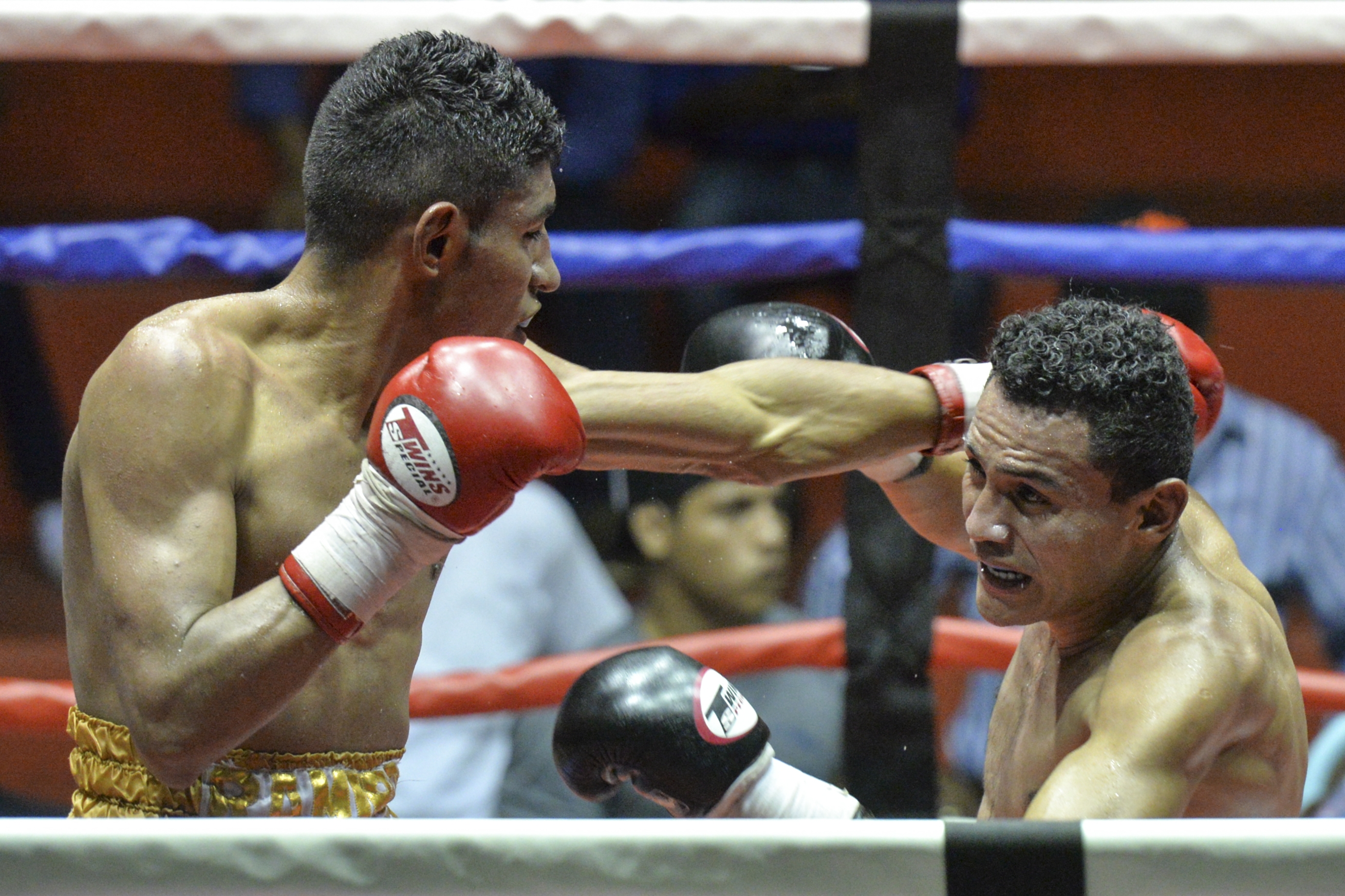 Ramiro Blanco falla al querer conectar a Alexander Mejía. Foto Jader Flores /LA PRENSA