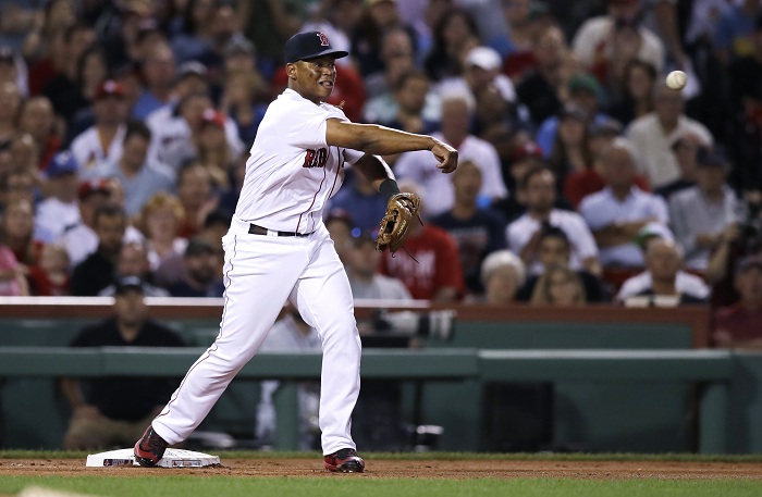 Rafael Devers inició la jugada de triplay pisando la tercera base, en el triunfo de los Medias Rojas sobre los Cardenales. LA PRENSA/AP/Charles KrupaAP/Charles Krupa