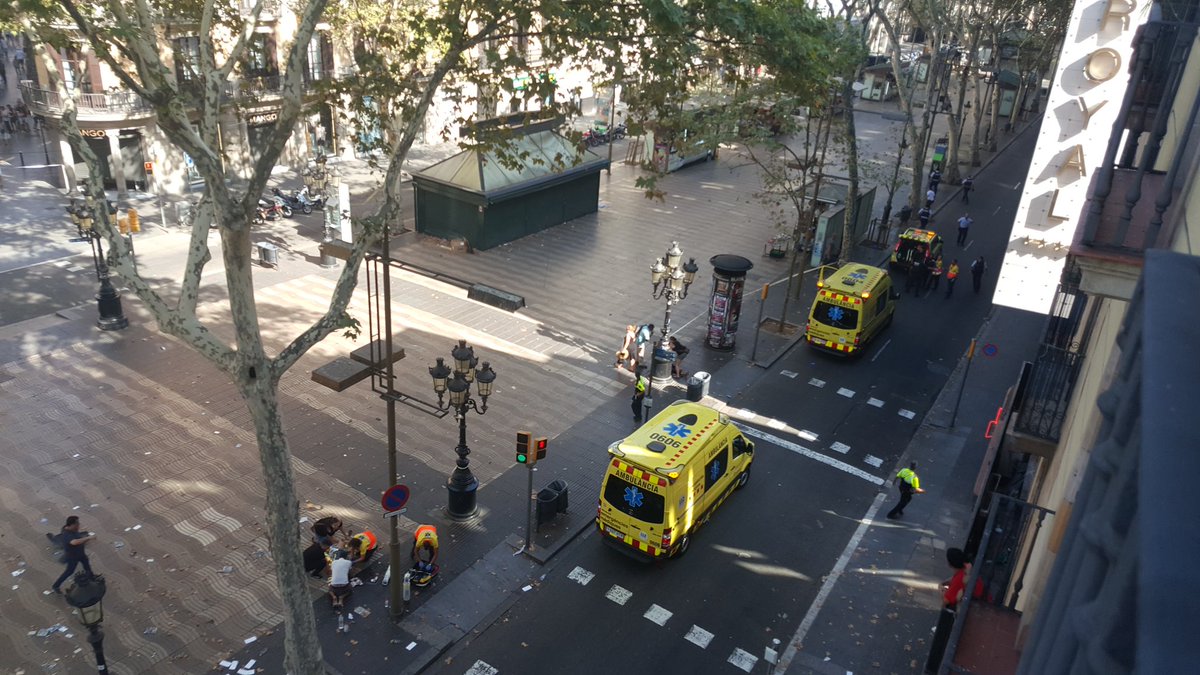 Atropello masivo deja trece muertos y 50 heridos en Barcelona