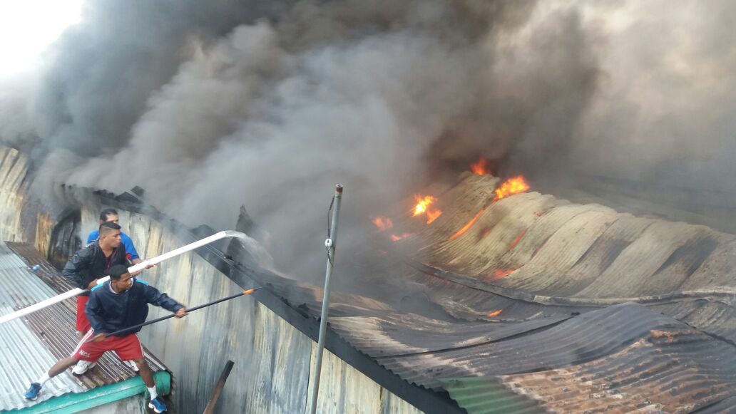 Un incendio consume varios negocios en el centro de Bluefields