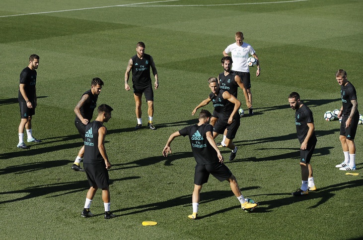 Los jugadores del Real Madrid, durante el entramiento que el equipo realizó hoy en la Ciudad Deportiva de Baldebebas de cara al partido de liga que disputarán mañana contra el Deportivo en el estadio de Riazor.EFE/Juan Carlos Hidalgo