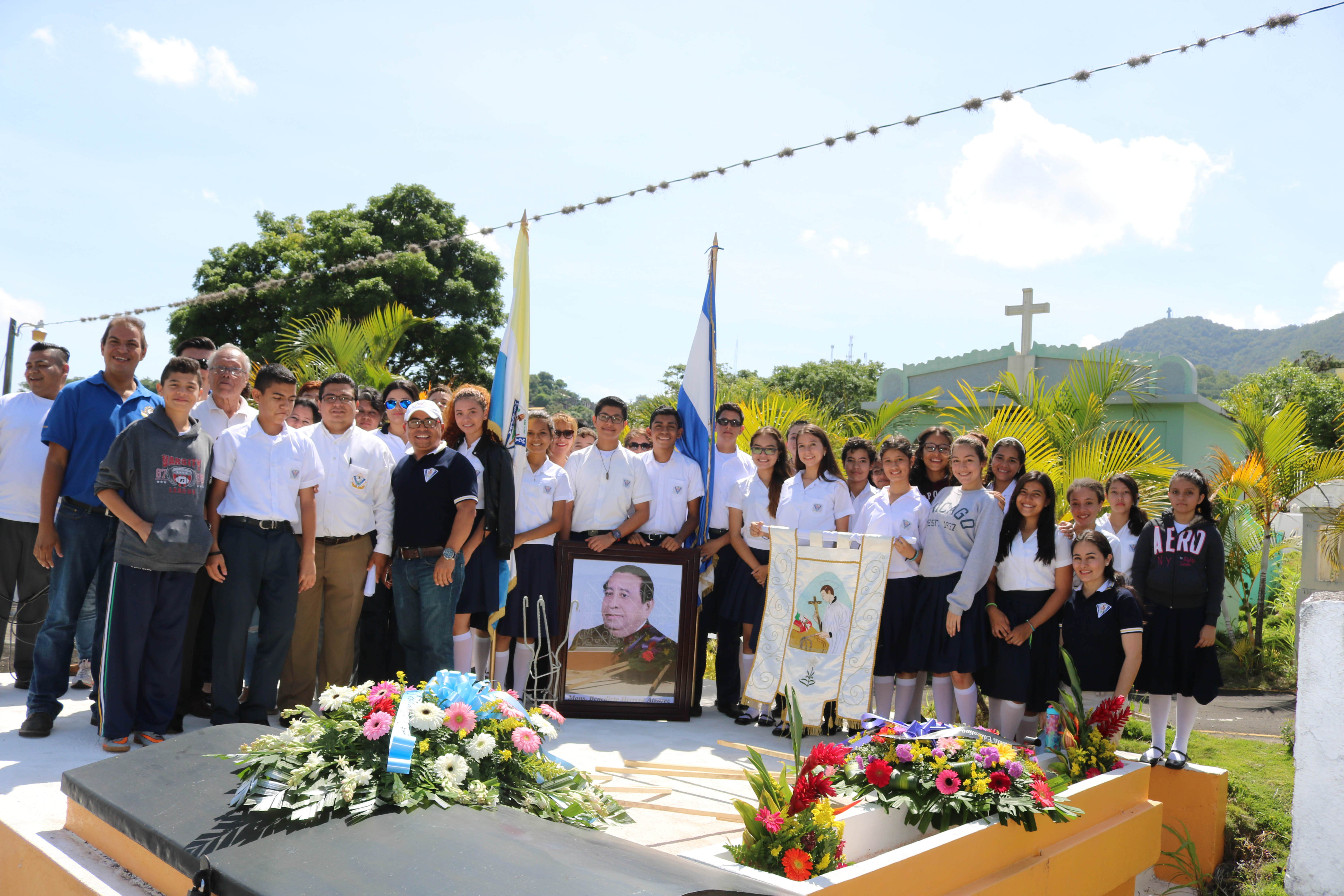 Miembros de la comunidad educativa del Colegio Diocesano San Luis Gonzaga en Matagalpa, llevaron ofrendas florales al sepulcro del padre Benedicto Herrera. LA PRENSA/L.E. MARTÍNEZ M.