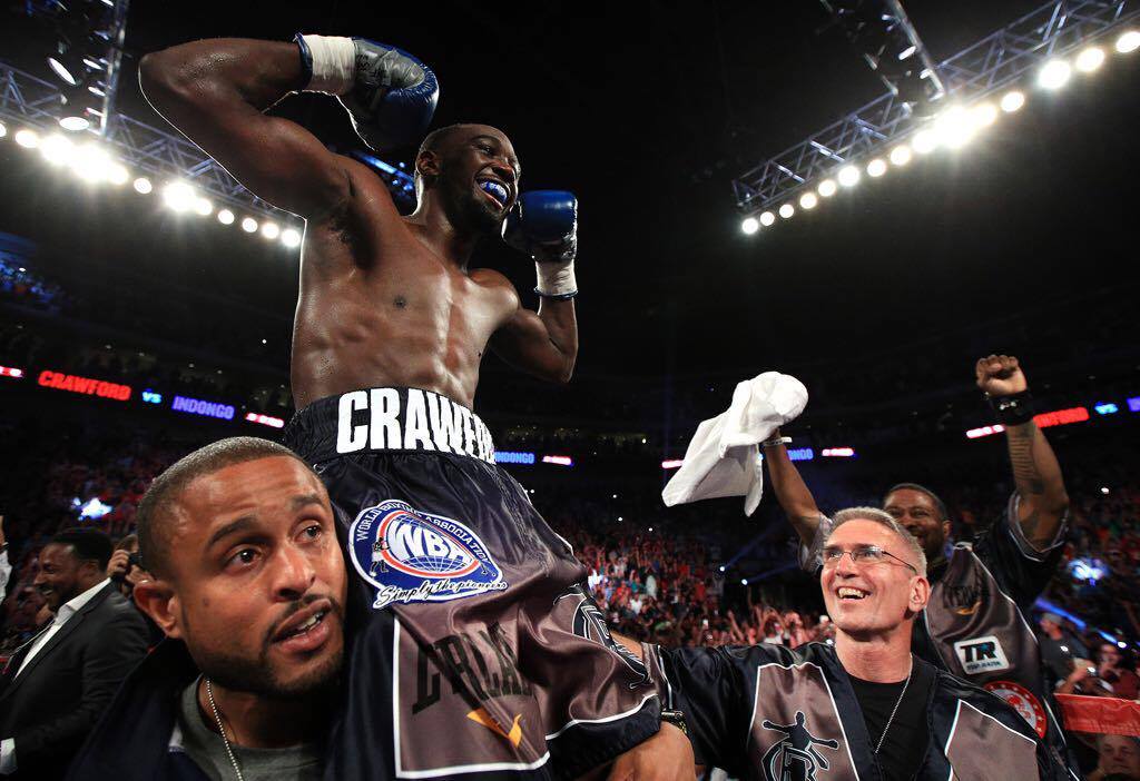 El estadounidense Terence Crawford celebra en hombros luego de noquear en el tercer round al namibio Julius Indongo. Foto: Cortesía /Mike Williams de Top Rank/ Vía Marcelino Castillo