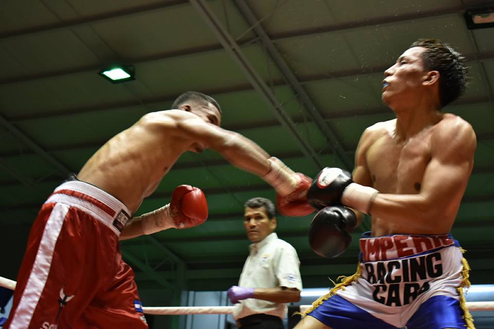 Marcio Soza conecta a Robin Zamora la noche del sábado en el gimnasio Nicarao, en Managua. Foto: Cortesía/ Pablo Fletes