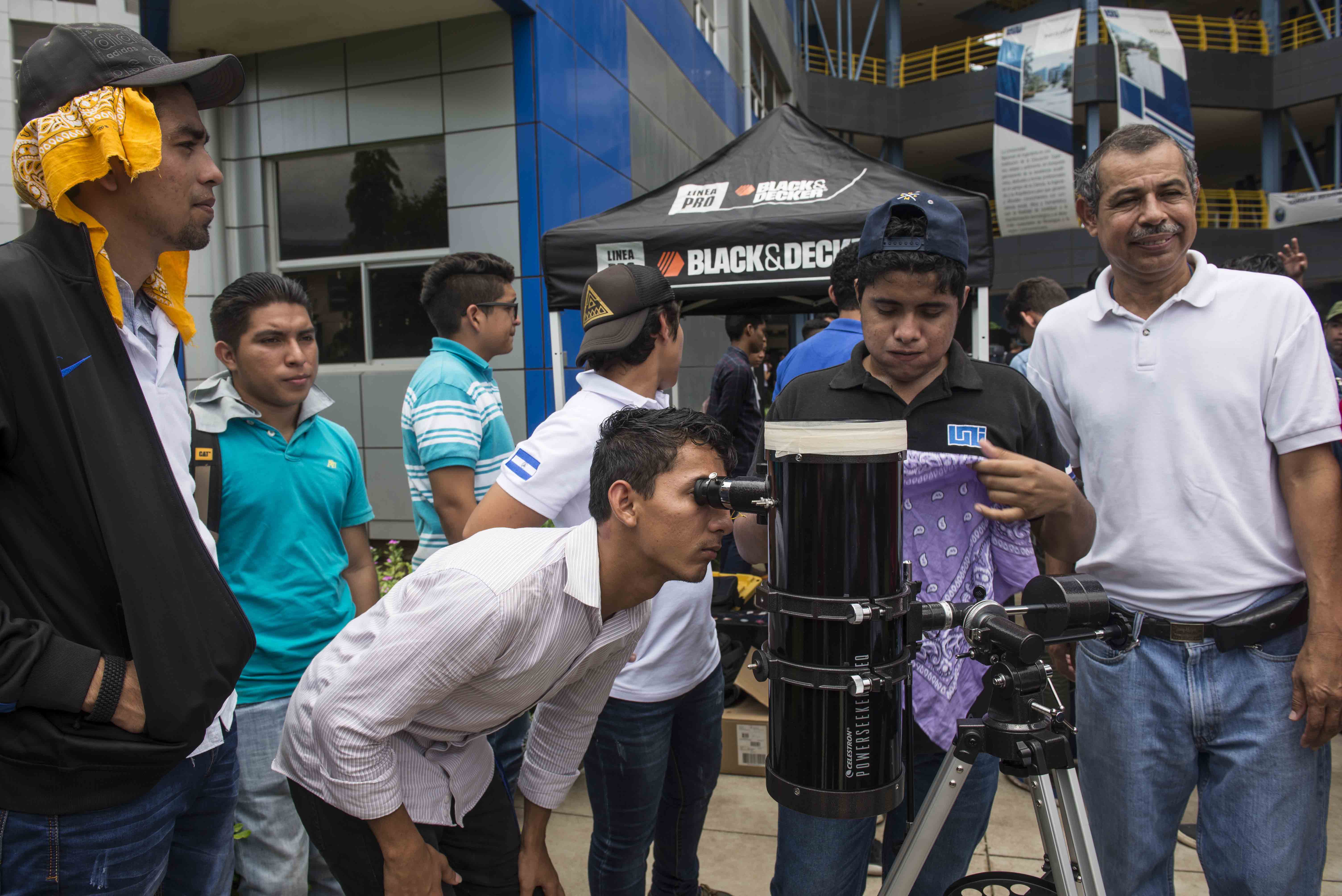 Entusiasmo con el eclipse en Nicaragua, pese a que solo se pudo observar un 30 por ciento
