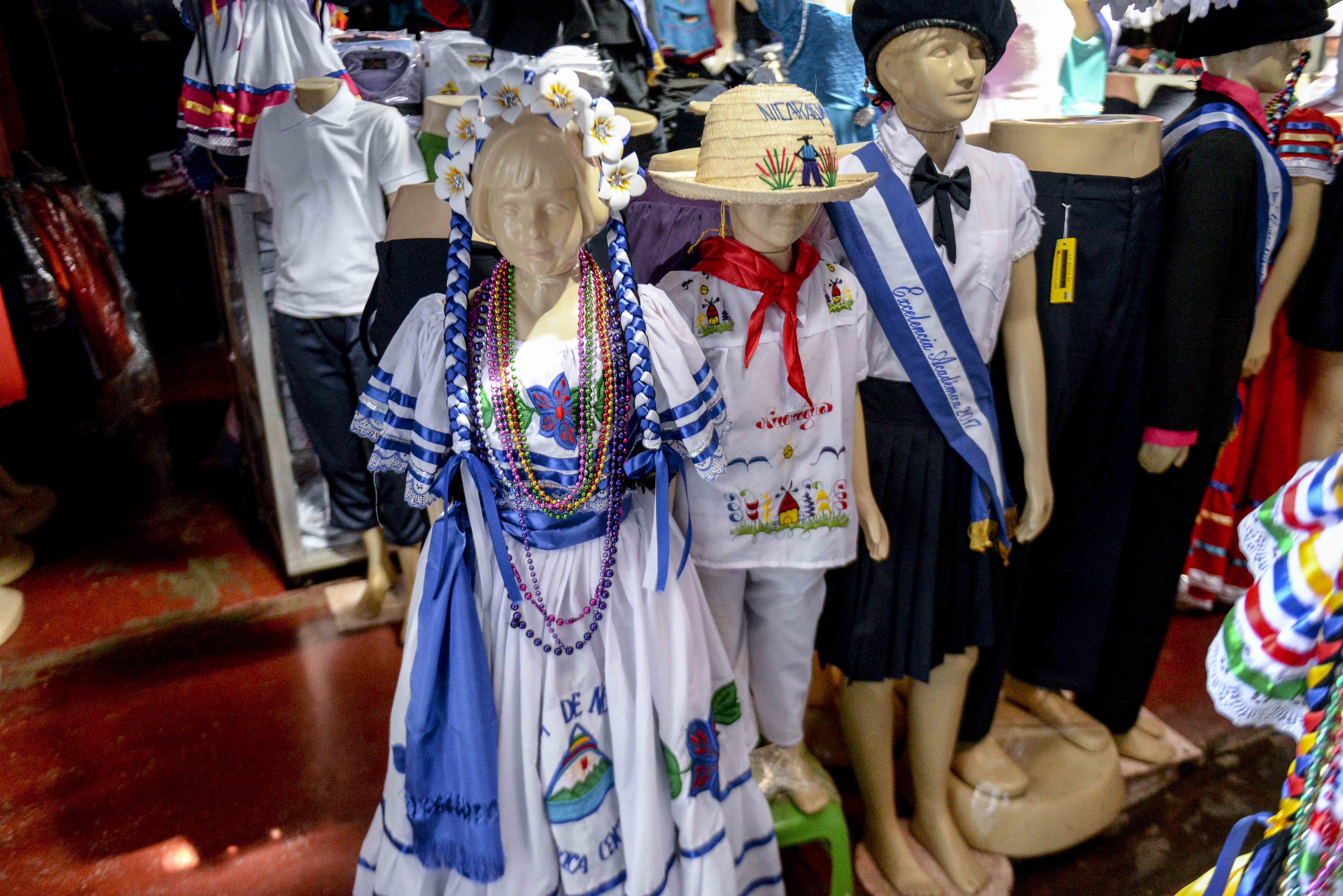Comerciantes reportan buenas ventas de uniformes escolares