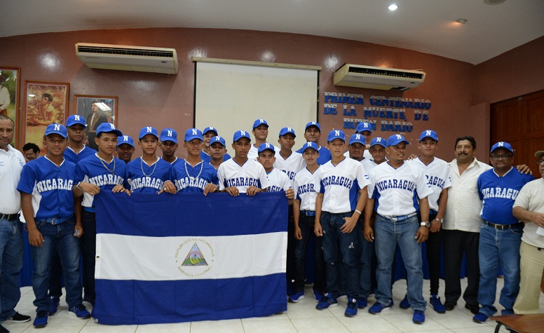 La Selección Nacional Juvenil “A” durante el acto de abanderamiento celebrado este martes en el Instituto Nicaragüense de Deportes. Foto: CARLOS VALLE/ LA PRENSA