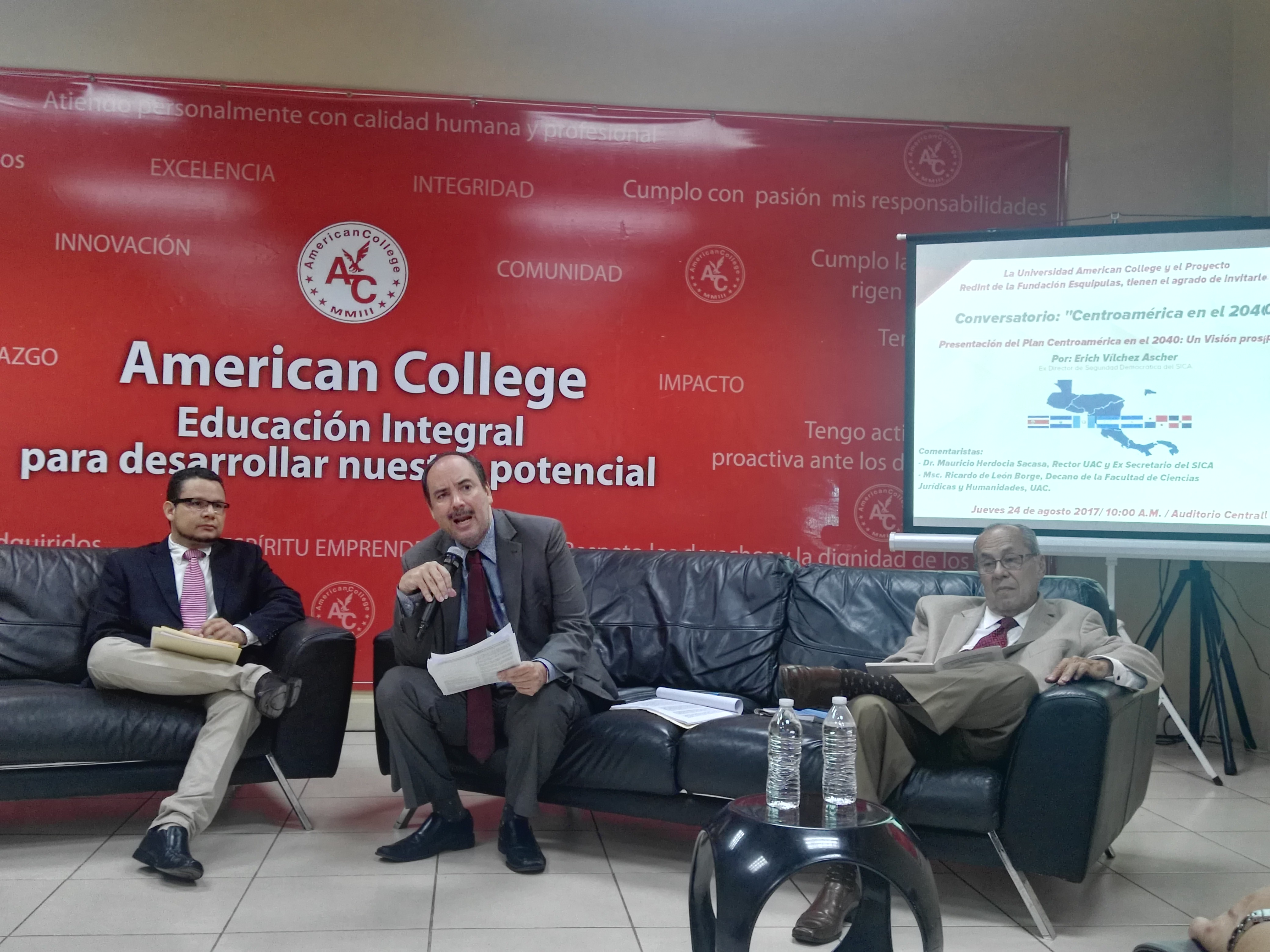 Mauricio Herdocia (centro), rector de American College, junto al ex canciller de El Salvador Ricardo Acevedo (der.) y el decano Ricardo de León.