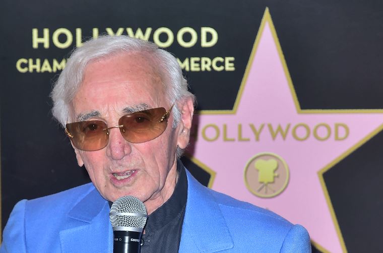 Cantante Charles Aznavour recibe su estrella en el Paseo de la Fama a sus 93 años