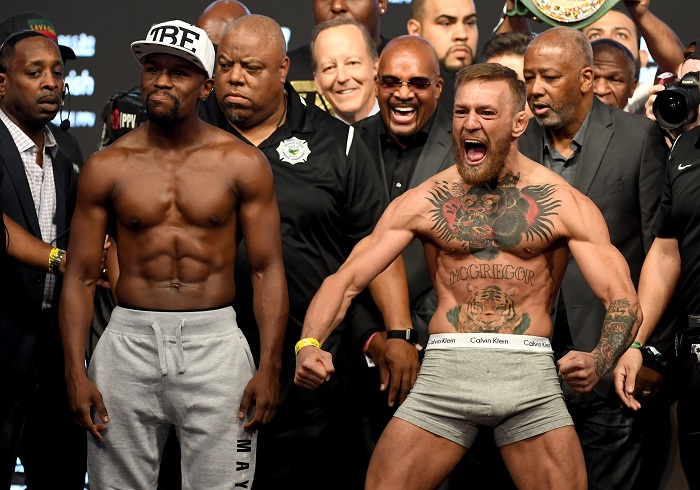 Conor McGregor (derecha) se mostró más enérgico que Floyd Mayweather tras el pesaje oficial ayer. LA PRENSA/Ethan Miller/Getty Images/AFP