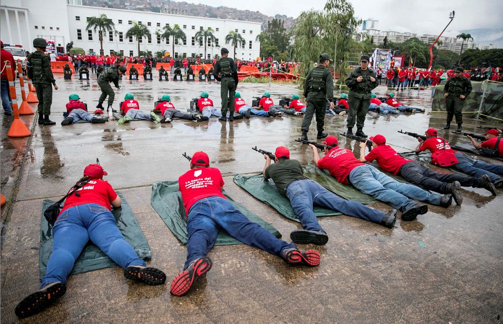 Venezolanos armados por orden de Nicolás Maduro