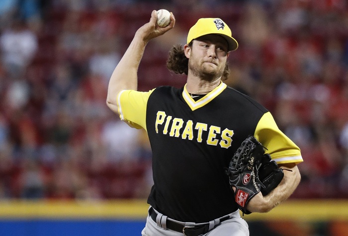 Gerrit Cole ganó y produjo la única carrera del juego entre Piratas y Rojos. LA PRENSA/AP/John Minchillo