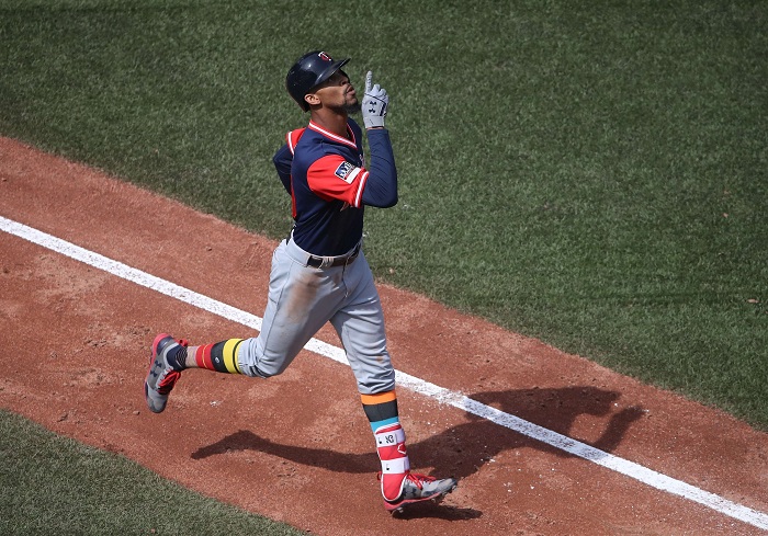 Byron Buxton dio tres jonrones y empujó cinco carreras en un juego, por primera vez, en su carrera en las Mayores. LA PRENSA/Tom Szczerbowski/Getty Images/AFP