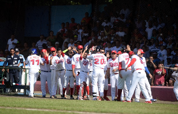 León festeja su primera victoria sobre Rivas en la serie final del Campeonato Nacional de Beisbol Superior. LA PRENSA/ Carlos Valle