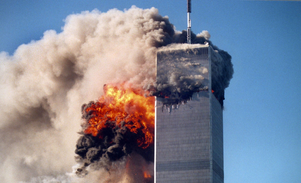 El martes 11 de septiembre e 2001 dos aviones comerciales penetraron en las Torres Gemelas de Nueva York, Estados Unidos, en uno de los atentados terroristas más grandes de la historia. LA PRENSA / AP.