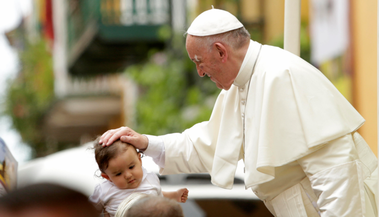 Papa Francisco pide dar acogida a migrantes y refugiados