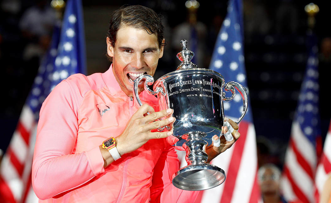 Rafael Nadal muerde la copa del US Open de tenis, el cuarto Grand Slam del deporte blanco. LA PRENSA / EFE/EPA/JUSTIN LANE