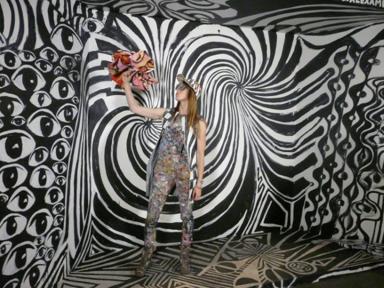 Visitantes tocan el arte, se lo ponen e incluso brincan sobre él en la exposición 29Rooms