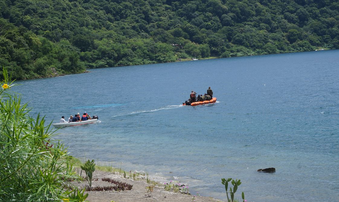 Continúa búsqueda de estadounidense en laguna de Apoyo