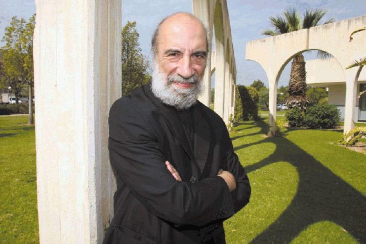 “La poesía tiene que ser todo: política, de amor, denuncia”