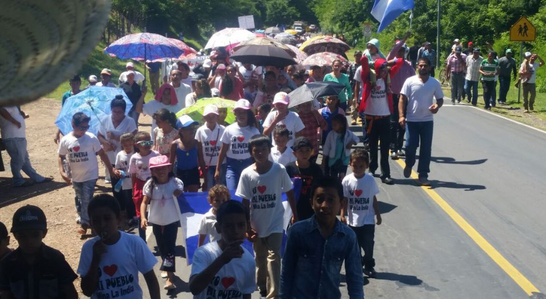 Pobladores marchan una vez más contra minera de León
