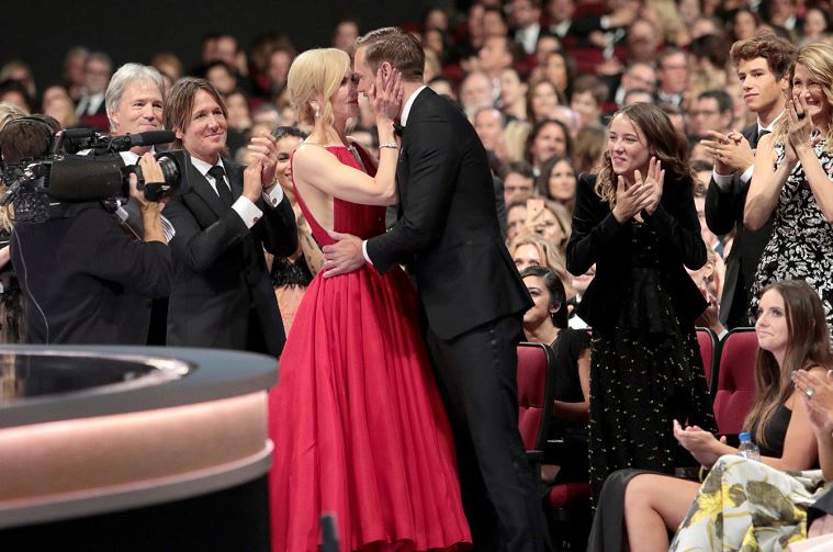 Nicole Kidman besa al actor Alexander Skarsgard, ¡frente a su esposo!
