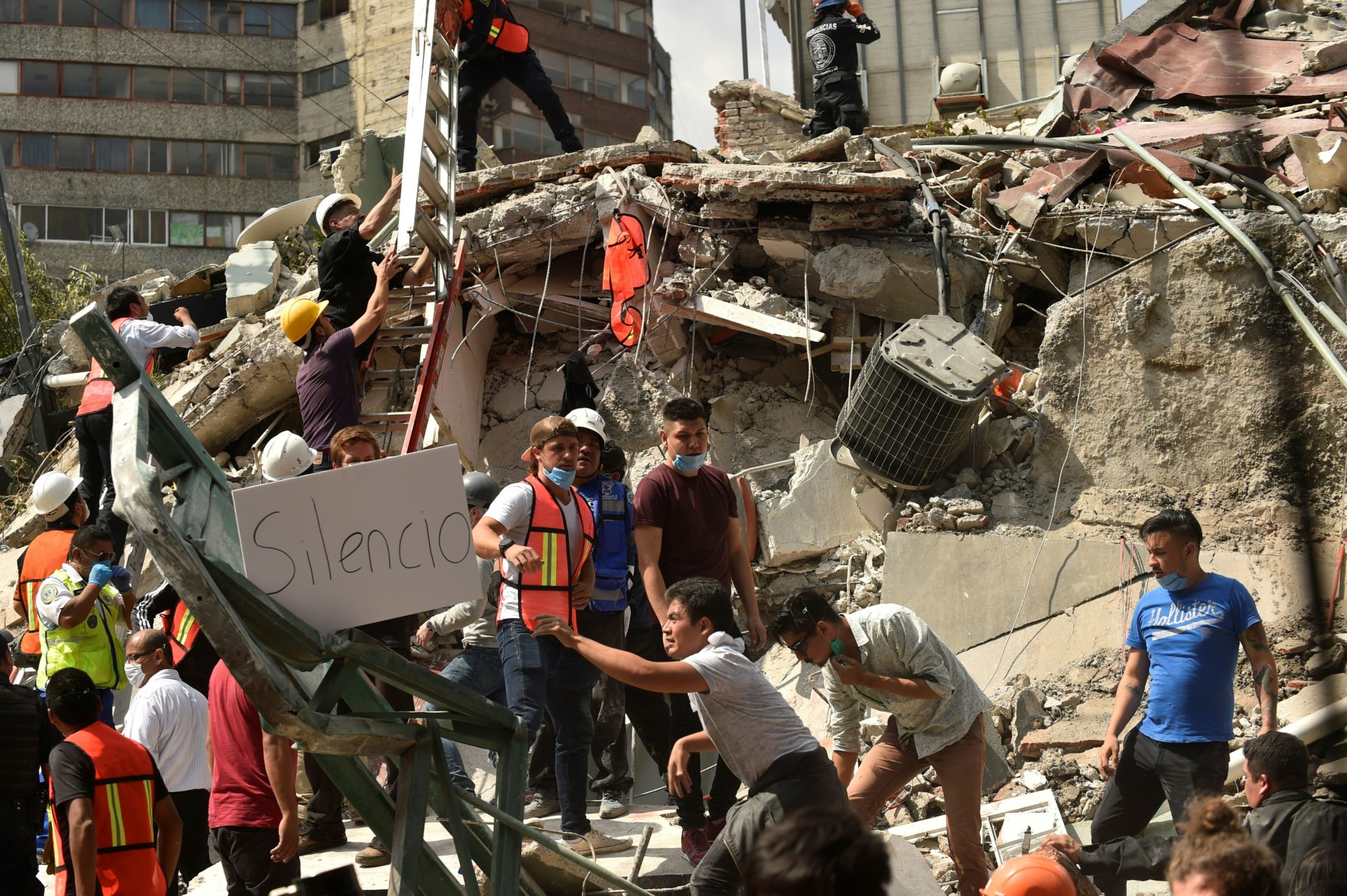 Intensas labores de rescate en México