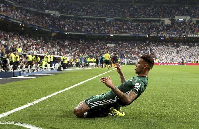 El delantero paraguayo del Real Betis Antonio Sanabria celebra su gol, único del partido, frente al Real Madrid. LA PRENSA/EFE/Javier López