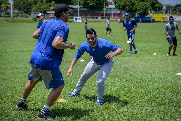 Carlos Teller (de frente) trabaja fuerte en los entrenamientos de la Preselección Nacional de Beisbol. LA PRENSA/CARLOS VALLE
