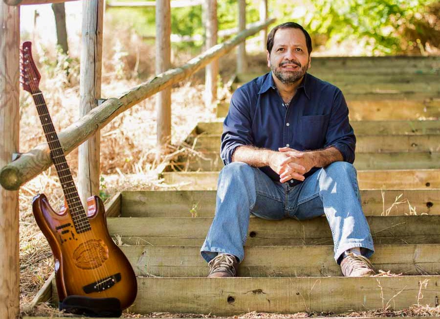Martín Valverde, cantante de música católica. LA PRENSA/ CORTESÍA
