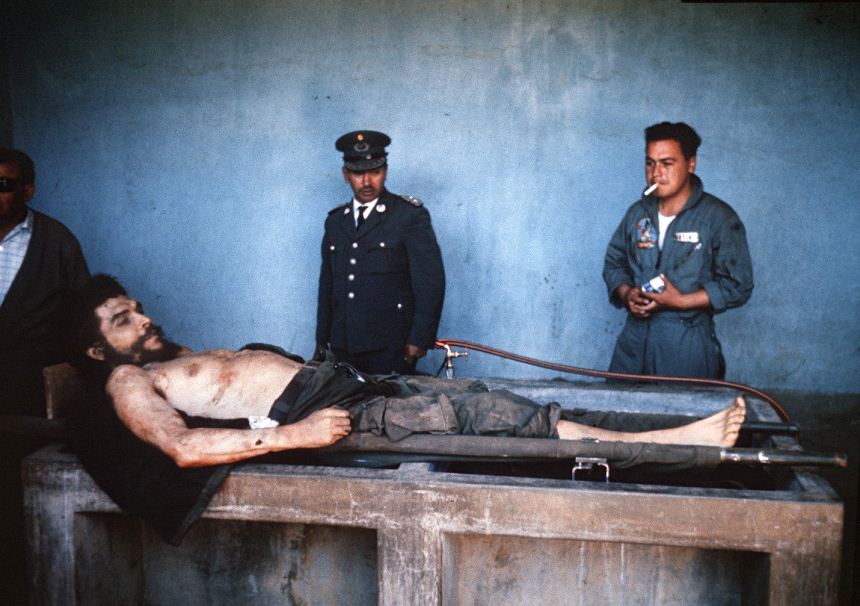 Ante el cadáver del «Che» Guevara, el reportaje de Marc Hutten en 1967