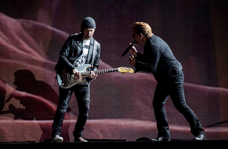 U2 canta Cielito lindo y califica de «héroe» al pueblo mexicano