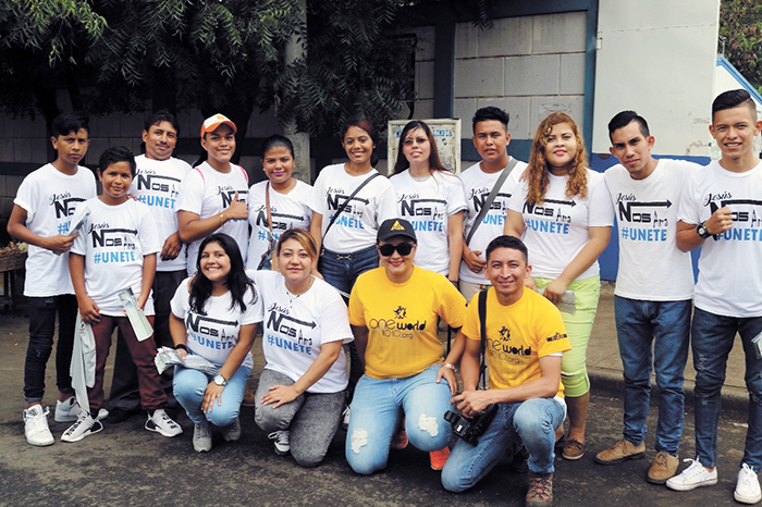 Jóvenes cristianos en misión evangélica por sitios públicos