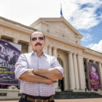 Hugo Torres Jiménez posa frente al Palacio Nacional en 2017. Hace 39 años, en agosto de 1978, él y 24 guerrilleros sandinistas lo asaltaron y obligaron a Anastasio Somoza Debayle a ceder ante sus peticiones. LA PRENSA/ÓSCAR NAVARRETE