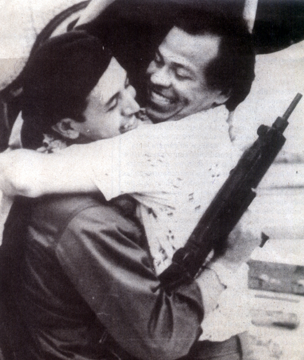Hugo Torres (izqd) abraza a Roberto Calderón, un sandinista liberado tras el asalto al Palacio Nacional. LA PRENSA /Cortesía/Óscar Navarrete