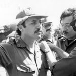Hugo Torres fue el único guerrillero sandinista que estuvo en las dos más grandes operaciones militares del Frente Sandinista contra Somoza. En esta foto, Hugo Torres fue ascendido a comandante de brigada en los años 80. A su lado, Humberto Ortega Saavedra. LA PRENSA/Archivo.