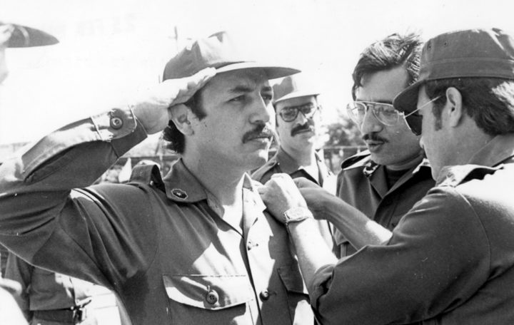 Hugo Torres fue el único guerrillero sandinista que estuvo en las dos más grandes operaciones militares del Frente Sandinista contra Somoza. En esta foto, Hugo Torres fue ascendido a comandante de brigada en los años 80. A su lado, Humberto Ortega Saavedra. LA PRENSA/Archivo.