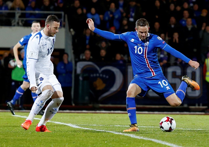 Gylfi Sigurdsson anotó en el triunfo que le dio a Islandia la clasificación oficial al Mundial de Rusia 2018. LA PRENSA/AP/Brynjar Gunnarsson