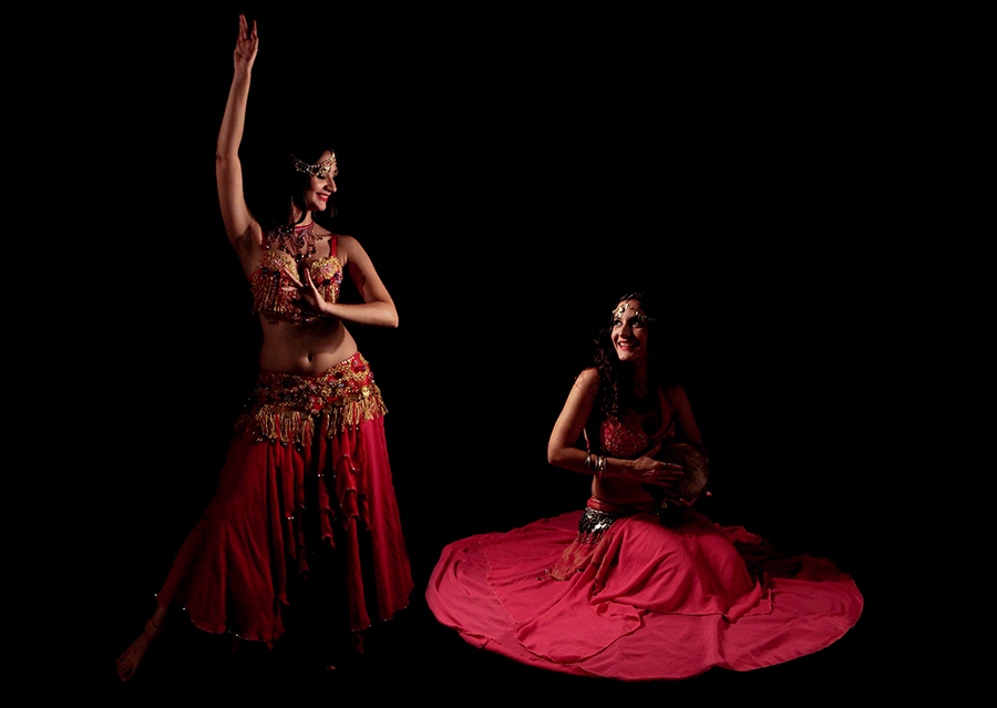 Sueños y sedas: un espectáculo de danzas orientales y narración oral escénica