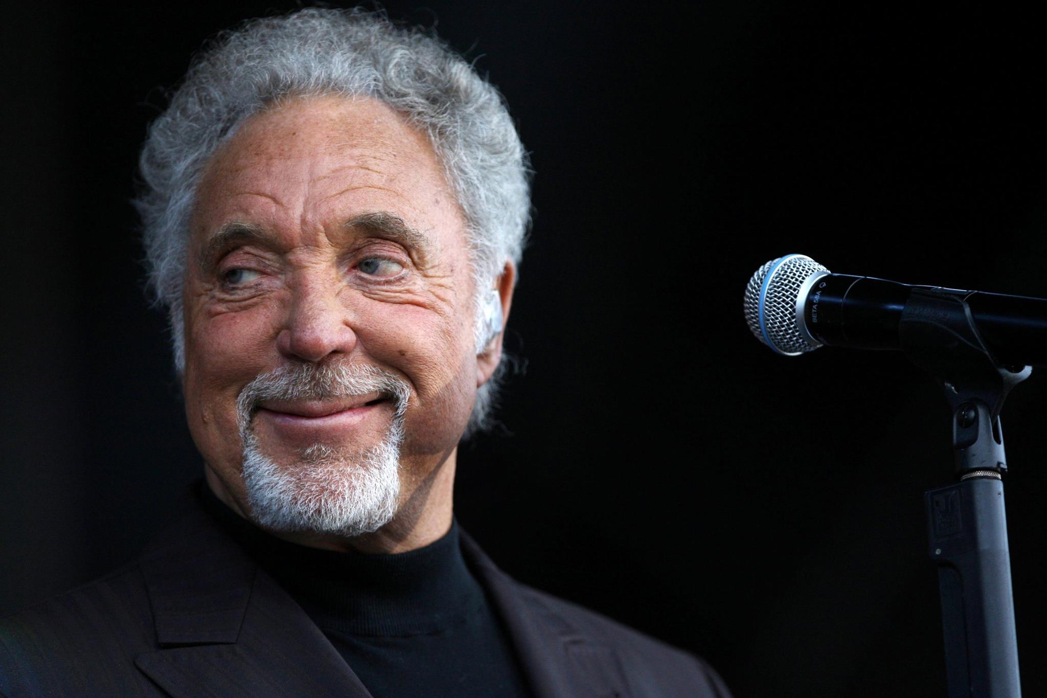 Cantante Tom Jones revela que sufrió acoso sexual al inicio de su carrera
