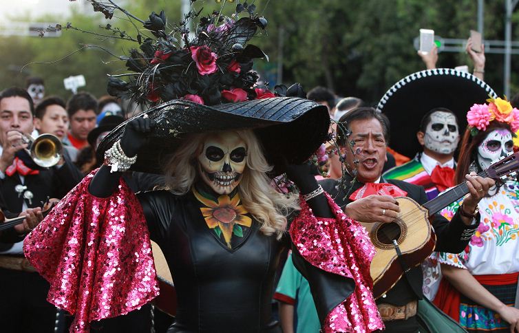 Con un desfile de miles de calaveras mexicanos festejan Día de Muertos