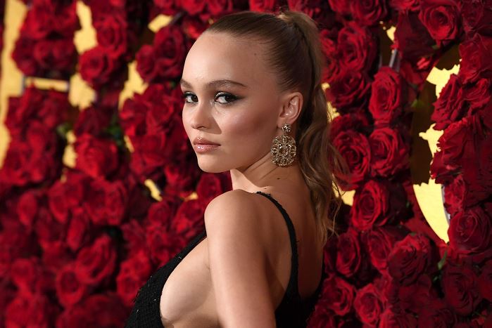 Actriz Lily-Rose Depp es la encargada de encender la iluminación navideña de París