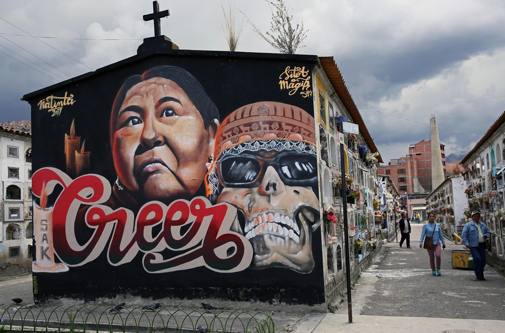 Impresionantes murales dan color a la muerte en el cementerio más antiguo de Bolivia