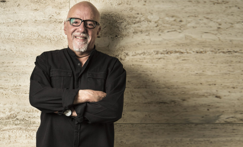 Paulo Coelho escrito brasileño que ha ganado numerosos premios internacionales.