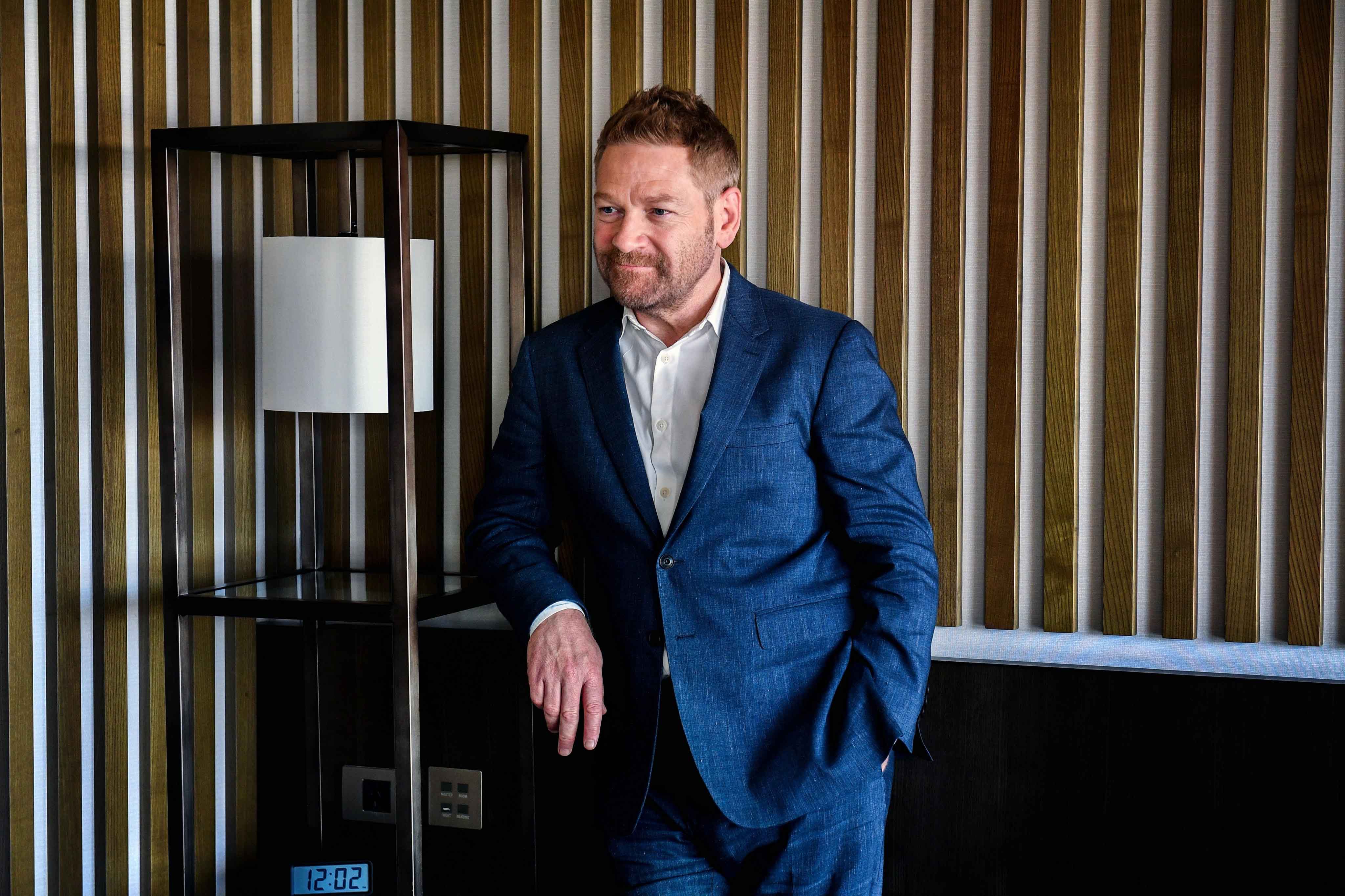 Kenneth Branagh deja sus huellas en el cemento de Hollywood