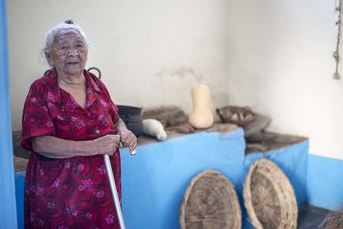 Lorenza Ana Gallegos posa en la cocina de la casa de los Sandino, donde de joven ella le hacía las tortillas a Gregorio Sandino, el padre del guerrillero de Las Segovias. LA PRENSA/ ÓSCAR NAVARRETE