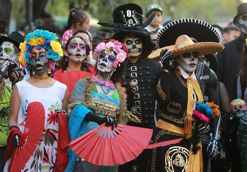 Carnaval de calaveras en México rinde homenaje a las víctimas del terremoto del 19 de septiembre